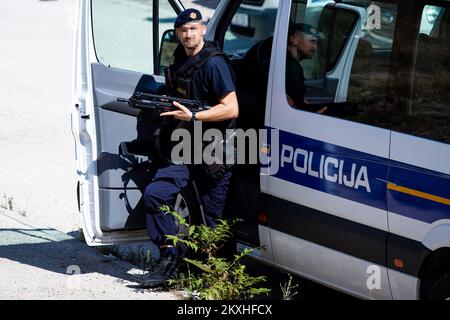 La police recherche le meurtrier à Split, Croatie, septembre 2,2020. Branimir Caleta, de Vinovac, qui est jugé pour le meurtre d'une femme ukrainienne enceinte Ganne Kitaeve en 2013, s'est échappé à la police judiciaire ce matin au tribunal de comté de Split. Caleta a été amené au tribunal de Bilice, mais bien qu'il ait été menotté, il a réussi à s'échapper quand ils voulaient l'emmener dans la voiture de police judiciaire. Il s'est enfui sur un parking près du tribunal, et la police a tiré plusieurs coups de feu en l'air comme avertissement. Photo: Milan SABIC/PIXSELL Banque D'Images