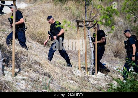 La police recherche le meurtrier à Split, Croatie, septembre 2,2020. Branimir Caleta, de Vinovac, qui est jugé pour le meurtre d'une femme ukrainienne enceinte Ganne Kitaeve en 2013, s'est échappé à la police judiciaire ce matin au tribunal de comté de Split. Caleta a été amené au tribunal de Bilice, mais bien qu'il ait été menotté, il a réussi à s'échapper quand ils voulaient l'emmener dans la voiture de police judiciaire. Il s'est enfui sur un parking près du tribunal, et la police a tiré plusieurs coups de feu en l'air comme avertissement. Photo: Milan SABIC/PIXSELL Banque D'Images