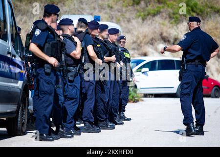 La police recherche le meurtrier à Split, Croatie, septembre 2,2020. Branimir Caleta, de Vinovac, qui est jugé pour le meurtre d'une femme ukrainienne enceinte Ganne Kitaeve en 2013, s'est échappé à la police judiciaire ce matin au tribunal de comté de Split. Caleta a été amené au tribunal de Bilice, mais bien qu'il ait été menotté, il a réussi à s'échapper quand ils voulaient l'emmener dans la voiture de police judiciaire. Il s'est enfui sur un parking près du tribunal, et la police a tiré plusieurs coups de feu en l'air comme avertissement. Photo: Milan SABIC/PIXSELL Banque D'Images