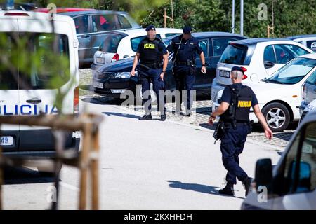 La police recherche le meurtrier à Split, Croatie, septembre 2,2020. Branimir Caleta, de Vinovac, qui est jugé pour le meurtre d'une femme ukrainienne enceinte Ganne Kitaeve en 2013, s'est échappé à la police judiciaire ce matin au tribunal de comté de Split. Caleta a été amené au tribunal de Bilice, mais bien qu'il ait été menotté, il a réussi à s'échapper quand ils voulaient l'emmener dans la voiture de police judiciaire. Il s'est enfui sur un parking près du tribunal, et la police a tiré plusieurs coups de feu en l'air comme avertissement. Photo: Milan SABIC/PIXSELL Banque D'Images