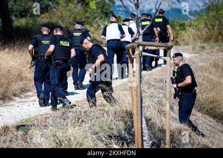 La police recherche le meurtrier à Split, Croatie, septembre 2,2020. Branimir Caleta, de Vinovac, qui est jugé pour le meurtre d'une femme ukrainienne enceinte Ganne Kitaeve en 2013, s'est échappé à la police judiciaire ce matin au tribunal de comté de Split. Caleta a été amené au tribunal de Bilice, mais bien qu'il ait été menotté, il a réussi à s'échapper quand ils voulaient l'emmener dans la voiture de police judiciaire. Il s'est enfui sur un parking près du tribunal, et la police a tiré plusieurs coups de feu en l'air comme avertissement. Photo: Milan SABIC/PIXSELL Banque D'Images