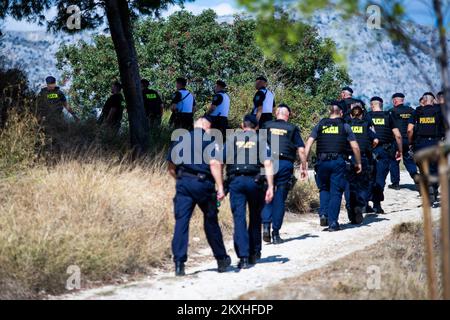 La police recherche le meurtrier à Split, Croatie, septembre 2,2020. Branimir Caleta, de Vinovac, qui est jugé pour le meurtre d'une femme ukrainienne enceinte Ganne Kitaeve en 2013, s'est échappé à la police judiciaire ce matin au tribunal de comté de Split. Caleta a été amené au tribunal de Bilice, mais bien qu'il ait été menotté, il a réussi à s'échapper quand ils voulaient l'emmener dans la voiture de police judiciaire. Il s'est enfui sur un parking près du tribunal, et la police a tiré plusieurs coups de feu en l'air comme avertissement. Photo: Milan SABIC/PIXSELL Banque D'Images