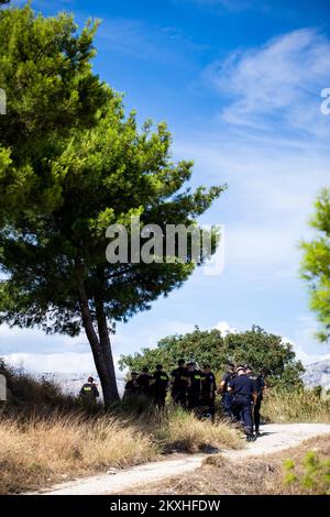 La police recherche le meurtrier à Split, Croatie, septembre 2,2020. Branimir Caleta, de Vinovac, qui est jugé pour le meurtre d'une femme ukrainienne enceinte Ganne Kitaeve en 2013, s'est échappé à la police judiciaire ce matin au tribunal de comté de Split. Caleta a été amené au tribunal de Bilice, mais bien qu'il ait été menotté, il a réussi à s'échapper quand ils voulaient l'emmener dans la voiture de police judiciaire. Il s'est enfui sur un parking près du tribunal, et la police a tiré plusieurs coups de feu en l'air comme avertissement. Photo: Milan SABIC/PIXSELL Banque D'Images