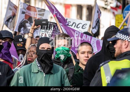 Antifa contestant une manifestation contre une Alliance démocrate de football Lads, DFLA, marche vers le Parlement, Londres, Royaume-Uni, dans une manifestation de protestation Banque D'Images