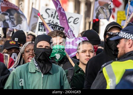 Antifa contestant une manifestation contre une Alliance démocrate de football Lads, DFLA, marche vers le Parlement, Londres, Royaume-Uni, dans une manifestation de protestation Banque D'Images