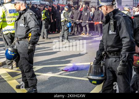 Antifa contestant une manifestation contre une Alliance démocrate de football Lads, DFLA, marche vers le Parlement, Londres, Royaume-Uni, en signe de protestation. Projection de fumée Banque D'Images