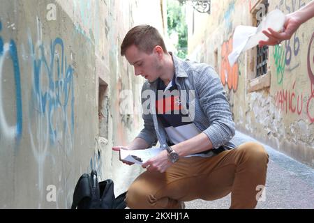 Un étudiant Luka Jurcic sauve une petite chauve-souris dans le centre-ville de Zagreb, en Croatie, sur 8 septembre 2020. Une chauve-souris est emmenée à la Faculté de médecine vétérinaire de Zagreb pour avoir les soins appropriés. Photo: Sanjin Strukic/PIXSELL Banque D'Images