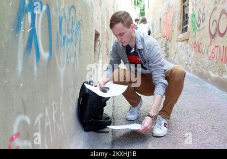 Un étudiant Luka Jurcic sauve une petite chauve-souris dans le centre-ville de Zagreb, en Croatie, sur 8 septembre 2020. Une chauve-souris est emmenée à la Faculté de médecine vétérinaire de Zagreb pour avoir les soins appropriés. Photo: Sanjin Strukic/PIXSELL Banque D'Images