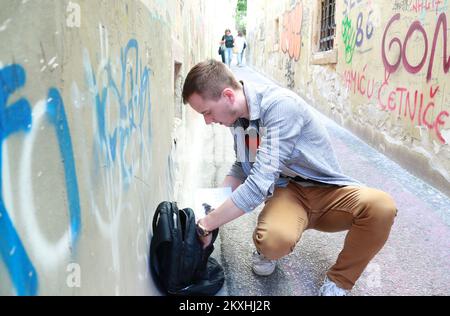 Un étudiant Luka Jurcic sauve une petite chauve-souris dans le centre-ville de Zagreb, en Croatie, sur 8 septembre 2020. Une chauve-souris est emmenée à la Faculté de médecine vétérinaire de Zagreb pour avoir les soins appropriés. Photo: Sanjin Strukic/PIXSELL Banque D'Images