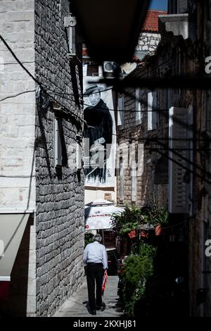 Graffiti d'un célèbre acteur de cinéma silencieux, Buster Keaton est photographié sur un ancien bâtiment résidentiel de la vieille ville de Trogin, en Croatie, sur 9 septembre 2020. Le Festival du film de Bokun Silent se tiendra à Trogir du 11 au 12 septembre 2020. Photo: Milan SABIC/PIXSELL Banque D'Images