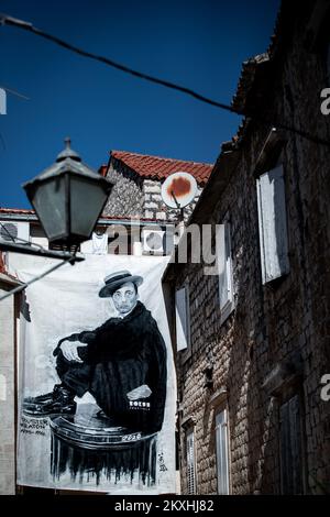 Graffiti d'un célèbre acteur de cinéma silencieux, Buster Keaton est photographié sur un ancien bâtiment résidentiel de la vieille ville de Trogin, en Croatie, sur 9 septembre 2020. Le Festival du film de Bokun Silent se tiendra à Trogir du 11 au 12 septembre 2020. Photo: Milan SABIC/PIXSELL Banque D'Images