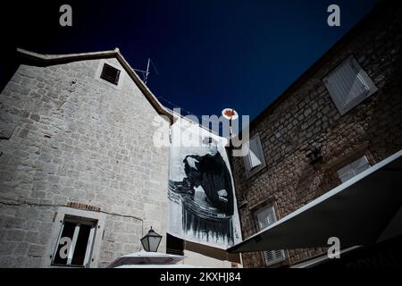 Graffiti d'un célèbre acteur de cinéma silencieux, Buster Keaton est photographié sur un ancien bâtiment résidentiel de la vieille ville de Trogin, en Croatie, sur 9 septembre 2020. Le Festival du film de Bokun Silent se tiendra à Trogir du 11 au 12 septembre 2020. Photo: Milan SABIC/PIXSELL Banque D'Images