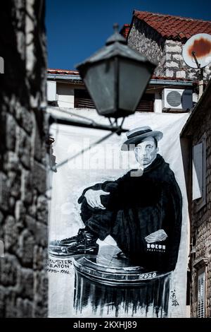 Graffiti d'un célèbre acteur de cinéma silencieux, Buster Keaton est photographié sur un ancien bâtiment résidentiel de la vieille ville de Trogin, en Croatie, sur 9 septembre 2020. Le Festival du film de Bokun Silent se tiendra à Trogir du 11 au 12 septembre 2020. Photo: Milan SABIC/PIXSELL Banque D'Images