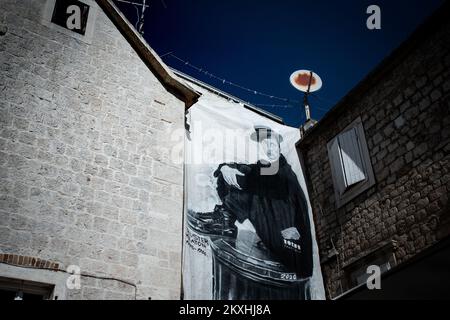 Graffiti d'un célèbre acteur de cinéma silencieux, Buster Keaton est photographié sur un ancien bâtiment résidentiel de la vieille ville de Trogin, en Croatie, sur 9 septembre 2020. Le Festival du film de Bokun Silent se tiendra à Trogir du 11 au 12 septembre 2020. Photo: Milan SABIC/PIXSELL Banque D'Images