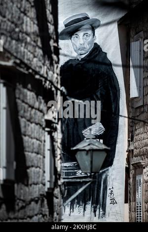 Graffiti d'un célèbre acteur de cinéma silencieux, Buster Keaton est photographié sur un ancien bâtiment résidentiel de la vieille ville de Trogin, en Croatie, sur 9 septembre 2020. Le Festival du film de Bokun Silent se tiendra à Trogir du 11 au 12 septembre 2020. Photo: Milan SABIC/PIXSELL Banque D'Images