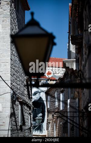 Graffiti d'un célèbre acteur de cinéma silencieux, Buster Keaton est photographié sur un ancien bâtiment résidentiel de la vieille ville de Trogin, en Croatie, sur 9 septembre 2020. Le Festival du film de Bokun Silent se tiendra à Trogir du 11 au 12 septembre 2020. Photo: Milan SABIC/PIXSELL Banque D'Images