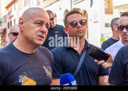 Denis BimBasic, membre de l'Association des restaurateurs de Kvarner et d'Istria, prend la parole lors d'une conférence de presse au cours de l'action 5-12, à Pula, en Croatie, sur 10 septembre 2020. À 11 h 55, les traiteurs ont fermé leurs barreaux pendant une heure pour avertir de la situation difficile dans laquelle les traiteurs se trouvaient en raison de la pandémie du coronavirus et pour encourager l'action urgente de l'institution responsable pour préserver les emplois et prévenir l'effondrement de l'économie. C'est une action appelée '5 à 12' lancée par l'Association des Traiteur de Kvarner et Istria, dans l'intention de sauver la vie de milliers de personnes Banque D'Images