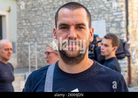 Marko Ristic, membre de l'Association des restaurateurs de Kvarner et d'Istrie, prend la parole lors d'une conférence de presse au cours de l'action 5-12, à Pula, en Croatie, sur 10 septembre 2020. À 11 h 55, les traiteurs ont fermé leurs barreaux pendant une heure pour avertir de la situation difficile dans laquelle les traiteurs se trouvaient en raison de la pandémie du coronavirus et pour encourager l'action urgente de l'institution responsable pour préserver les emplois et prévenir l'effondrement de l'économie. C'est une action appelée '5 à 12' initiée par l'Association des Traiteur de Kvarner et Istria, dans l'intention de sauver la vie de milliers d'em Banque D'Images