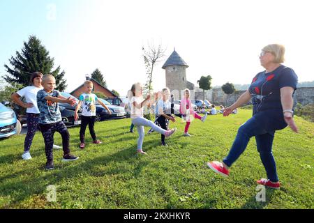 Étudiants de première année dans un cours d'éducation physique dans la vieille ville de Barilovic, Croatie sur 15 septembre 2020. Depuis de nombreuses années, des cours à l'école élémentaire Barilovic ont été organisés à l'extérieur de temps en temps, surtout par beau temps. En raison de la pandémie du coronavirus, de plus en plus de cours restent à l'extérieur pendant les cours où les masques ne sont pas nécessaires, et comme ils disent, les cours sont plus intéressants et relaxants. Les cours ont lieu le long de la rivière Korana ou près de la vieille ville à côté de l'école. Photo: Kristina Stedul Fabac/PIXSELL Banque D'Images