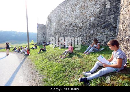 Élèves de sixième année avec professeur Mirjana Vranic Suslje dans une classe de langue croate devant la vieille ville de Barilovic, Croatie sur 15 septembre 2020. Depuis de nombreuses années, des cours à l'école élémentaire Barilovic ont été organisés à l'extérieur de temps en temps, surtout par beau temps. En raison de la pandémie du coronavirus, de plus en plus de cours restent à l'extérieur pendant les cours où les masques ne sont pas nécessaires, et comme ils disent, les cours sont plus intéressants et relaxants. Les cours ont lieu le long de la rivière Korana ou près de la vieille ville à côté de l'école. Photo: Kristina Stedul Fabac/PIXSELL Banque D'Images