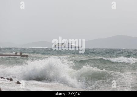 Les vagues se brisent sur la côte tandis que de forts vents et des mers agitées frappent la côte de la mer Adriatique, à Zadar, en Croatie, sur 3 octobre 2020. Photo: Marko Dimic/PIXSELL Banque D'Images