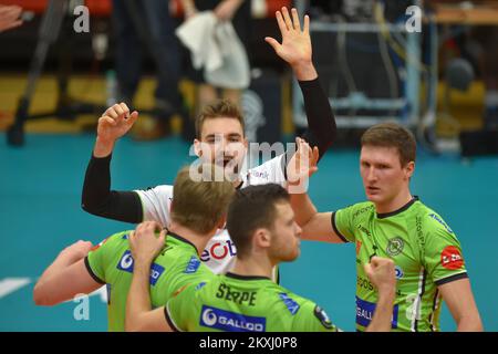 Karlovy Vary, République tchèque. 30th novembre 2022. Les joueurs de Menen se réjouissent pendant la Ligue des champions de volley-ball des hommes, groupe D, match: VK CEZ Karlovarsko vs Decospan VT Menen, on 30 novembre 2022, à Karlovy Vary, République Tchèque. Crédit: Slavomir Kubes/CTK photo/Alamy Live News Banque D'Images