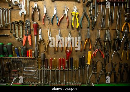 Outils dans le garage du collectionneur Ervin Kovac , à Orahovica , Croatie, octobre 1,2020.Ervin Kovac est un ventilateur de karting et de motos odltimer. . Cet homme de 72 ans a 11 moteurs oldtimer dans ses garages, qu'il encadre jalousement, polit et est heureux de montrer à ceux qui sont intéressés. Son amour pour les motos a commencé à un âge précoce quand il a reçu sa première moto Tomos T11 de son père en 1971. Photo: Davor Javorovic/PIXSELL Banque D'Images