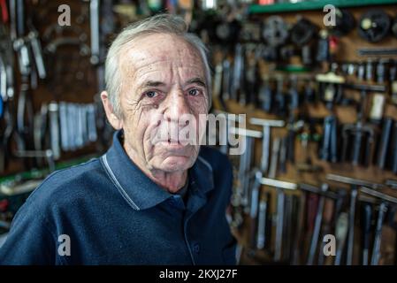 Collectionneur Ervin Kovac dans son garage, à Orahovica, Croatie, octobre 1,2020.Ervin Kovac est un fan de karting et de motos odltimer. . Cet homme de 72 ans a 11 moteurs oldtimer dans ses garages, qu'il encadre jalousement, polit et est heureux de montrer à ceux qui sont intéressés. Son amour pour les motos a commencé à un âge précoce quand il a reçu sa première moto Tomos T11 de son père en 1971. Photo: Davor Javorovic/PIXSELL Banque D'Images