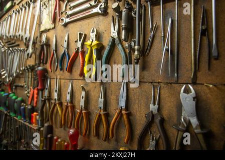 Outils dans le garage du collectionneur Ervin Kovac , à Orahovica , Croatie, octobre 1,2020.Ervin Kovac est un ventilateur de karting et de motos odltimer. . Cet homme de 72 ans a 11 moteurs oldtimer dans ses garages, qu'il encadre jalousement, polit et est heureux de montrer à ceux qui sont intéressés. Son amour pour les motos a commencé à un âge précoce quand il a reçu sa première moto Tomos T11 de son père en 1971. Photo: Davor Javorovic/PIXSELL Banque D'Images