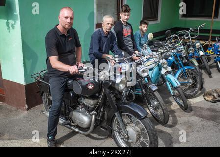 Le collectionneur Ervin Kovac dans son garage avec son fils Kristijan et ses petits-enfants toni et Niko, à Orahovica, Croatie, octobre 1,2020.Ervin Kovac est un fan de Kristijan et de vélos de karting et odltimer. . Cet homme de 72 ans a 11 moteurs oldtimer dans ses garages, qu'il encadre jalousement, polit et est heureux de montrer à ceux qui sont intéressés. Son amour pour les motos a commencé à un âge précoce quand il a reçu sa première moto Tomos T11 de son père en 1971. Photo: Davor Javorovic/PIXSELL Banque D'Images