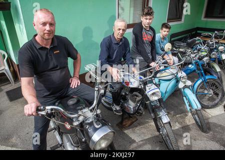 Le collectionneur Ervin Kovac dans son garage avec son fils Kristijan et ses petits-enfants toni et Niko, à Orahovica, Croatie, octobre 1,2020.Ervin Kovac est un fan de Kristijan et de vélos de karting et odltimer. . Cet homme de 72 ans a 11 moteurs oldtimer dans ses garages, qu'il encadre jalousement, polit et est heureux de montrer à ceux qui sont intéressés. Son amour pour les motos a commencé à un âge précoce quand il a reçu sa première moto Tomos T11 de son père en 1971. Photo: Davor Javorovic/PIXSELL Banque D'Images