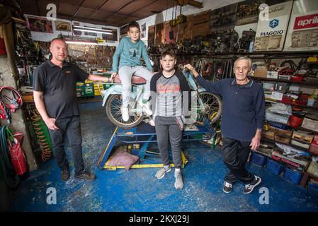 Le collectionneur Ervin Kovac dans son garage avec son fils Kristijan et ses petits-enfants toni et Niko, à Orahovica, Croatie, octobre 1,2020.Ervin Kovac est un fan de Kristijan et de vélos de karting et odltimer. . Cet homme de 72 ans a 11 moteurs oldtimer dans ses garages, qu'il encadre jalousement, polit et est heureux de montrer à ceux qui sont intéressés. Son amour pour les motos a commencé à un âge précoce quand il a reçu sa première moto Tomos T11 de son père en 1971. Photo: Davor Javorovic/PIXSELL Banque D'Images