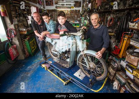 Le collectionneur Ervin Kovac dans son garage avec son fils Kristijan et ses petits-enfants toni et Niko, à Orahovica, Croatie, octobre 1,2020.Ervin Kovac est un fan de Kristijan et de vélos de karting et odltimer. . Cet homme de 72 ans a 11 moteurs oldtimer dans ses garages, qu'il encadre jalousement, polit et est heureux de montrer à ceux qui sont intéressés. Son amour pour les motos a commencé à un âge précoce quand il a reçu sa première moto Tomos T11 de son père en 1971. Photo: Davor Javorovic/PIXSELL Banque D'Images