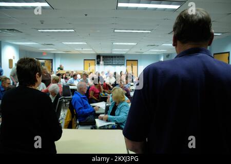 Ouragan d'inondation/tempête tropicale - Cranford, N. J. , 7 septembre 2011 7 septembre 2011 Donald DeVoe, de la FEMA, pose des questions lors d'une réunion au Congrès, appelée mairie, à Cranford, NJ Tim Pioppo/FEMA. Ouragan Irene du New Jersey. Photographies relatives aux programmes, aux activités et aux fonctionnaires de gestion des catastrophes et des situations d'urgence Banque D'Images