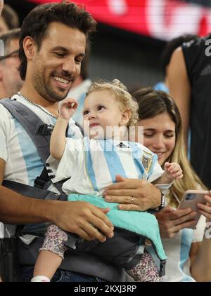 Doha, Qatar. 30th novembre 2022. Les fans de l'Argentine attendent le début du match du Groupe C entre la Pologne et l'Argentine lors de la coupe du monde de la FIFA 2022 au stade 974 à Doha, Qatar, le 30 novembre 2022. Crédit: PAN Yulong/Xinhua/Alay Live News Banque D'Images