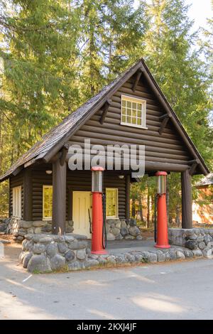 Mount Rainier, WA, États-Unis - 05 octobre 2022 ; station-service historique en bois du mont Rainier à Longmire avec pompes rouges traditionnelles Banque D'Images