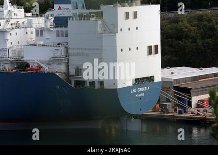 Le navire de GNL Croatie qui, en tant qu'unité de regazéification de stockage flottant (FSRU), sera l'un des principaux éléments d'un terminal de GNL à Omisalj sur l'île de Krk, navigué dans le chantier naval Viktro Lenac , sur 14 octobre 2020. Le GNL Croatie est arrivé d'un chantier naval près de Shanghai, où il a été converti en FSRU. Le navire sera mis à l'essai au terminal méthanier d'Omisalj sur l'île de Krk au début du mois de décembre et sera utilisé à des fins commerciales à partir de 1 janvier. Le GNL Croatie a une capacité de stockage de 140 000 mètres cubes, avec une capacité nominale de regasification du GNL de 300 000 m3/h, soit une capacité annuelle de 2,6 billo Banque D'Images