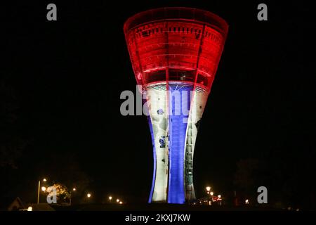 La tour d'eau de Vukovar est illuminée par les couleurs, à Vukovar, en Croatie, sur 19 octobre 2020. Au cours des derniers jours, le château d'eau de Vukovar a illuminé le ciel nocturne sur la Slavonie orientale dans une gamme de couleurs. Le château d'eau de Vukovar est l'un des monuments les plus reconnaissables de la ville.l'affichage multicolore annonce l'ouverture de la tour pour les visites. Ses cicatrices sont un rappel constant des bombardements lourds que la ville a reçus. La tour a été en cours de travail pour que la structure puisse survivre. La reconstruction et la rénovation ont pris Banque D'Images