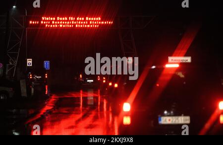 30 novembre 2022, Macédoine du Nord, Kavadarci: Le cortège du Président fédéral Steinmeier conduit après une visite de l'usine de la société Dräxlmaier à Kavadarci sous un panneau lumineux sur lequel est écrit "Merci beaucoup pour la visite de M. le Président fédéral Steinmeier Frank-Walter Steinmeier". Le Président Steinmeier visite les pays du nord de la Macédoine et l'Albanie au cours de son voyage de quatre jours dans les Balkans. Outre la situation dans la région et les effets de la guerre d'agression russe en Ukraine, le voyage se concentrera sur l'appui de l'Allemagne aux perspectives des pays Banque D'Images