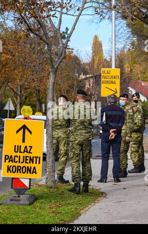 Armée croate devant le parking de l'Institut de santé publique Andrija Stampar à Zagreb, Croatie, le 02. Novembre 2020. Photo: Josip Regovic/PIXSELL Banque D'Images