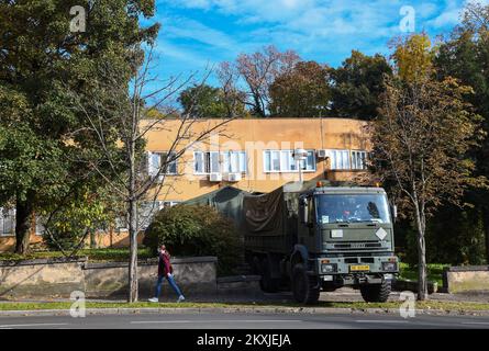 L'armée croate met en place une tente à la clinique pour les maladies infectieuses Dr. Fran Mihaljevic à Zagreb, Croatie, le 02. Novembre 2020. Photo: Josip Regovic/PIXSELL Banque D'Images