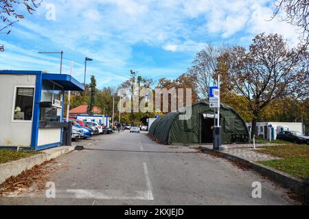 Armée croate devant le parking de l'Institut de santé publique Andrija Stampar à Zagreb, Croatie, le 02. Novembre 2020. Photo: Josip Regovic/PIXSELL Banque D'Images