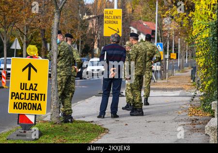Armée croate devant le parking de l'Institut de santé publique Andrija Stampar à Zagreb, Croatie, le 02. Novembre 2020. Photo: Josip Regovic/PIXSELL Banque D'Images
