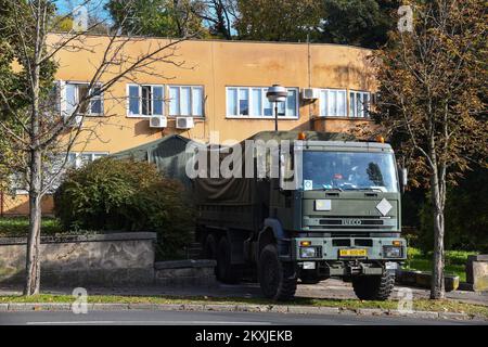 L'armée croate met en place une tente à la clinique pour les maladies infectieuses Dr. Fran Mihaljevic à Zagreb, Croatie, le 02. Novembre 2020. Photo: Josip Regovic/PIXSELL Banque D'Images