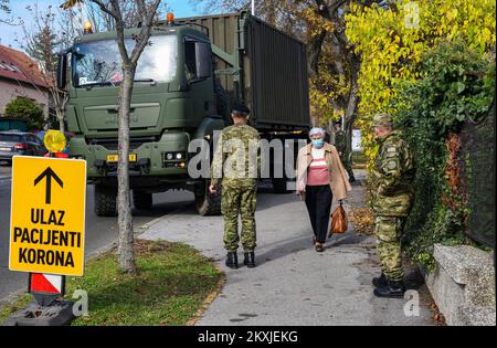 Armée croate devant le parking de l'Institut de santé publique Andrija Stampar à Zagreb, Croatie, le 02. Novembre 2020. Photo: Josip Regovic/PIXSELL Banque D'Images