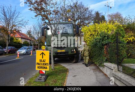 Armée croate devant le parking de l'Institut de santé publique Andrija Stampar à Zagreb, Croatie, le 02. Novembre 2020. Photo: Josip Regovic/PIXSELL Banque D'Images