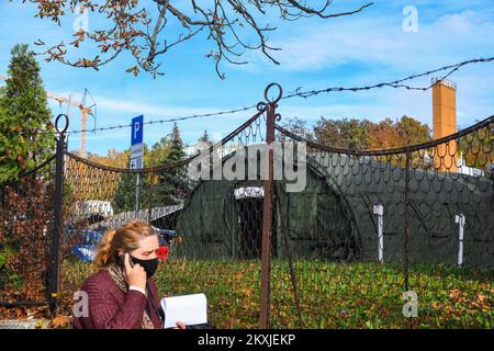 Armée croate devant le parking de l'Institut de santé publique Andrija Stampar à Zagreb, Croatie, le 02. Novembre 2020. Photo: Josip Regovic/PIXSELL Banque D'Images