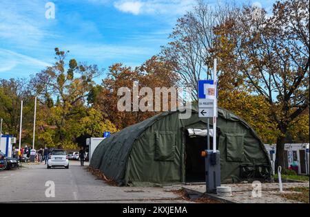 Armée croate devant le parking de l'Institut de santé publique Andrija Stampar à Zagreb, Croatie, le 02. Novembre 2020. Photo: Josip Regovic/PIXSELL Banque D'Images