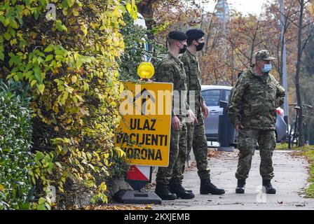 Armée croate devant le parking de l'Institut de santé publique Andrija Stampar à Zagreb, Croatie, le 02. Novembre 2020. Photo: Josip Regovic/PIXSELL Banque D'Images