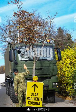 Armée croate devant le parking de l'Institut de santé publique Andrija Stampar à Zagreb, Croatie, le 02. Novembre 2020. Photo: Josip Regovic/PIXSELL Banque D'Images